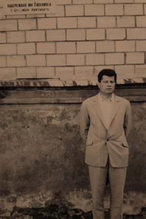 Edvard Gylling Petroskoissa isoisänsä mukaan nimetyllä kadulla.. Edvard Gylling Petroskoissa isoisänsä Edvard Gyllingin mukaan nimeltyllä kadulla.
