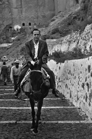 Säveltäjä Erik Bergman ratsastaa aasilla Kreikan Santorinilla 1960.