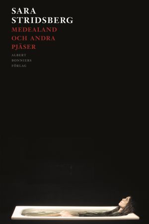 Noomi Rapace från föreställningen Medealand, på pärmen till boken med Sara Stridsbergs pjäser. Pärm till boken med Sara Stridsbergs pjäser.