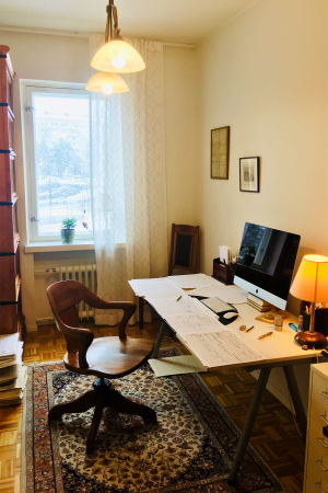 Säveltäjän työhuone. Säveltäjä Sebastian Fagerlundin työhuone keväällä 2020.