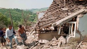 Bybor besöker ett hus som förstörts under Natos flygangrepp i byn Ripanj utanför Belgrad, 31 maj 1999. Bybor besöker ett hus som förstörts under Natos flygangrepp i byn Ripanj utanför Belgrad, 31 maj 1999.