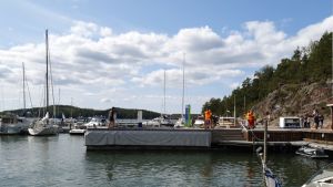 Räddningspersonalen står redo på bryggan i Airisto. Räddningspersonal på brygga