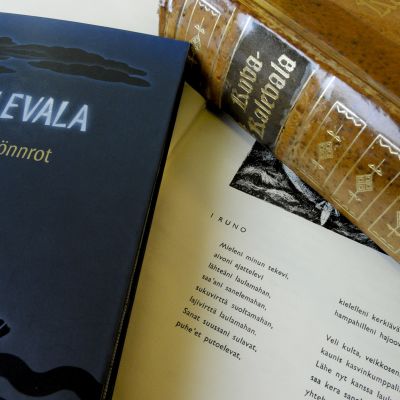 Ensimmäinen runo ja Kalevala kirjoja.