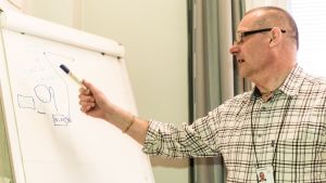 Egon Blomqvist förklarar hur punktligheten mäts Vr:s punklighetskoordinator Egon Blomqvist förklarar hur punktligheten mäts