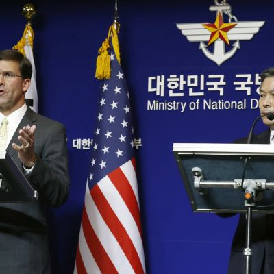 Yhdysvaltain puolustusministeri Mark Esper ja hänen eteläkorealainen virkaveljensä Jeong Kyeong-doo kuvattuna Soulissa 15. marraskuuta.