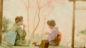 Tedags för två kvinnor i Japan. Tea Time. Två japanska kvinnor dricker te i en teckning, förmodligen på rispapper.