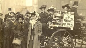 Suffragetter i Manchester. Christabel Pankhurst i mitten. Christabel Pankhurst i Manchester