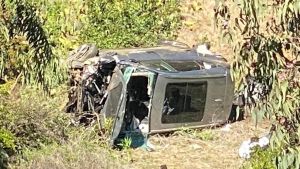 Bilolyckan beskrivs som allvarlig. Bild på bilen som Tiger Woods ensam färdades i.