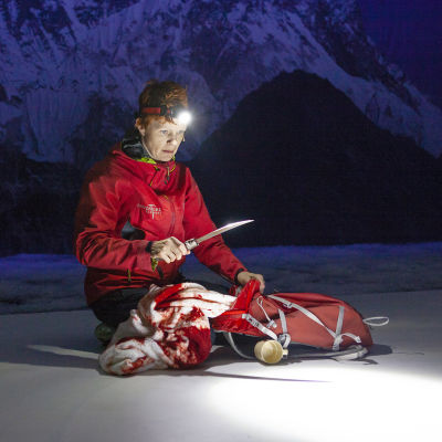 Minna Haapkylän näyttelemä Iina aikoo kiivetä Mount Everestille. Hän istuu lumessa ja tuijottaa kädessään olevaa veistä.