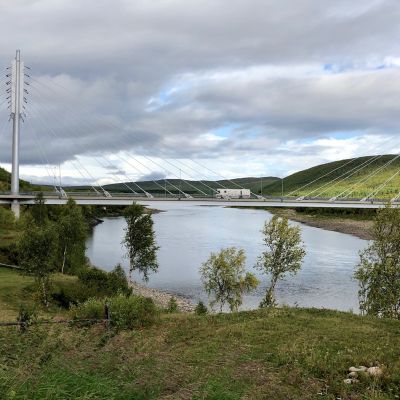 Suomen ja Norjan yhteinen kirjastoauto Girjebusse saapuu Saamen siltaa Suomeen yli Tenon. Utsjoki 3.9.2019