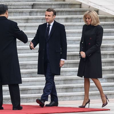 Xi Jinping ja Emmanuel Macron tapasivat Pekingissä keskiviikkona. Mukana tapaamisessa olivat presidenttien vaimot Peng Liyuan (vas.) sekä Brigitte Macron.
