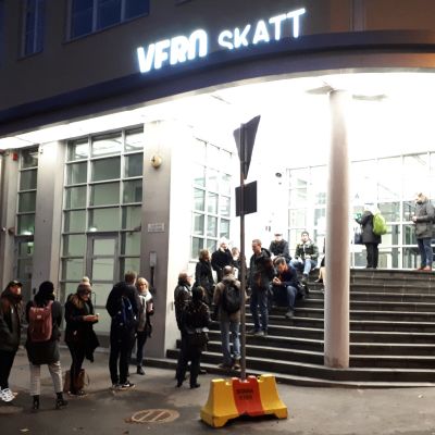 jonotusta verotoimistolla