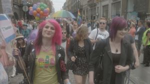 Michaels ärkerival Jessica Love (t.v) varvar brottning med Pride Den transsexuella showbrottaren Jessica Love (t.v) deltar i Pride-paraden.