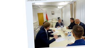 Nuorisosäätiön hallituksen entinen puheenjohtaja Perttu Nousiainen sekä rikoksista tuomittu kiinteistöskonsultti Jukka Tuokkola tapasivat Valko-Venäjän suurlähettilään Helsingissä loppukesällä 2017. Suurlähetystön tiedotteen mukaan tapaamisessa keskusteltiin "Nuorisosäätiö Oy:n" suunnitelmista sijoittaa Valko-Venäjän puunjalostusteollisuuteen. Kuva venäjänkielisestä sivustosta, jossa jutun henkilöt istuvat neuvottelupöydän ääressä
