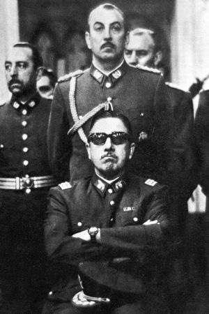 Augusto Pinochet omgiven av sina mannar, 1973 Augusto Pinochet omgiven av sina mannar, 1973