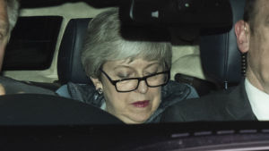 Theresa May när hon lämnade parlamentet natten till måndagen. Theresa May när hon lämnade parlamentet natten till måndagen.