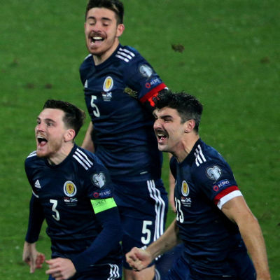 Andy Robertson och Skottland firar EM-platsen.