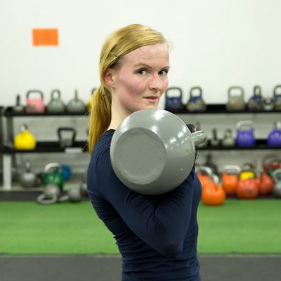 Tanja Temonen ohjaa kahvakuulatreenejä Herttonimen taekwondosalilla.