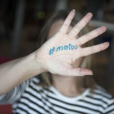 #metoo kirjoitettuna naisen käteen.