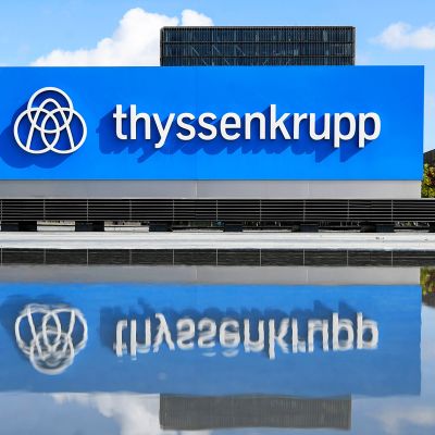ThyssenKruppin logo pääkonttorin edustalla Essenissä.