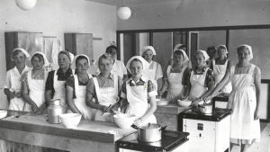 Elever i Virkby samskolas skolkök. Känner någon till årtalet? En svartvit bild på elever i skolköket i Virkby samskola.
