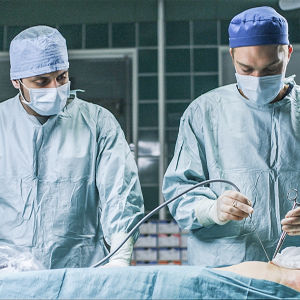 Sairaalasarjan leikkaussalissa meneillään operointi.
