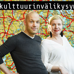 Aleksis Salusjärvi ja Anna Tulusto kartan edessä