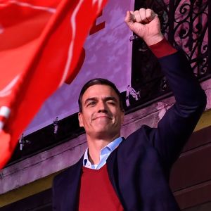 PSOE-ledaren Pedro Sánchez firar segern under valnatten 10.11.2019 i MAdrid