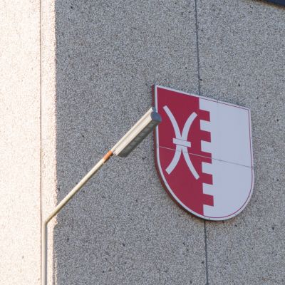 Akaan kaupungintalo, vaakuna ulkoseinässä