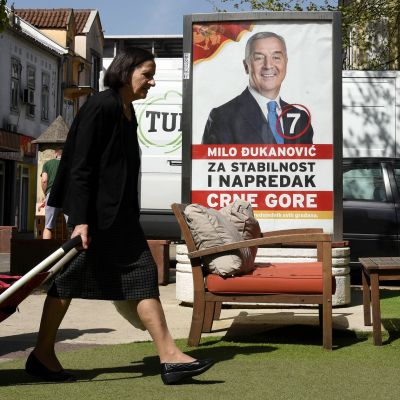 Presidentti Milo Djukanovicin vaalimainos Podgoricassa Montenegrossa.