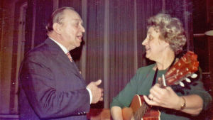 Ebba Löfströms och Limpan Lindholms duo hette "De sjungande köttbullarna". Nils W "Limpan" Lindholm och Ebba Löfström, Visans Vänner i Helsingfors, 1973