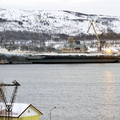 Venäläisellä lentotukialuksella Amiraali Kuznetsovilla on syttynyt tulipalo korjaustöiden aikana Murmanskissa.