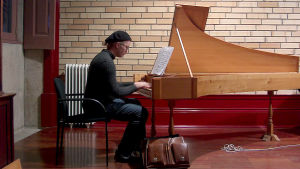 Vuonna 2004 Matias aloitteli cembalon soittamista ja oli vaihdossa Portugalissa. Opiskelupaikkana oli Escola Superior de Música e Artes do Espectáculo. Cembalisti Matias Häkkinen vuonna 2004.
