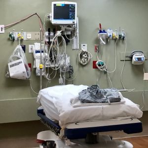 De finländska sjukvårdsplatserna har räckt till. Alla "onödiga" åtgärder har skjutits framåt. Patientbädd med mycket utrustning i förstahjälpsrum på sjukhus.