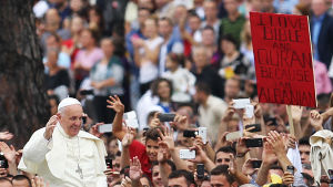 Plakat vid påvens besök: ”Jag älskar Bibeln och Koranen eftersom jag är alban”. Påven Franciskus under sitt besök i Albanien 2014.