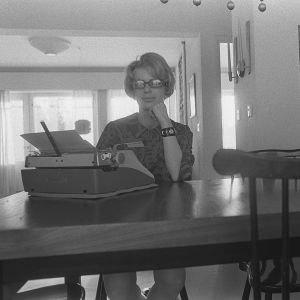 Kirjailija Kaari Utrio kirjoituskoneensa äärellä.