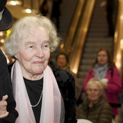 Eeva Kilpi vastaanottaa Nummisuutarin Eskon käsipuolessa Suomalaisen Kirjallisuuden Seuran (SKS) Aleksis Kiven rahaston palkinnon.
