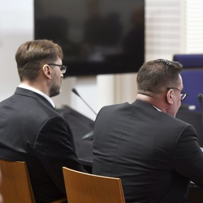 Veli Matti Huohvanainen (vas.) ja OTM Ilkka Ukkonen Itä-Uudenmaan käräjäoikeudessa Vantaalla 7. helmikuuta.
