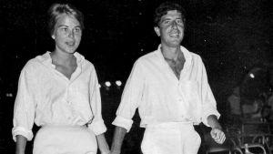 Marianne Ihlen ja Leonard Cohen valkoisissa vaatteissa kävelevät käsi kädessä joskus 60-luvulla. 
