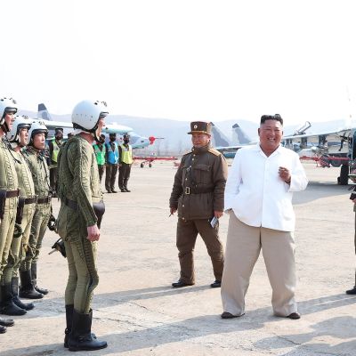 Pohjois-Korean johtaja Kim Jong-Un tutustumassa ilmavoimien rynnäkkökoneisiin ja lentäjiin.