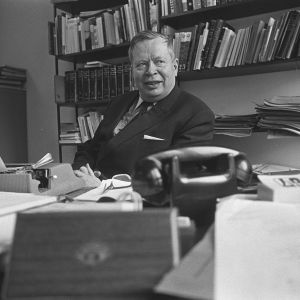Kirjailija Armas J Pulla työhuoneessaan 1970.