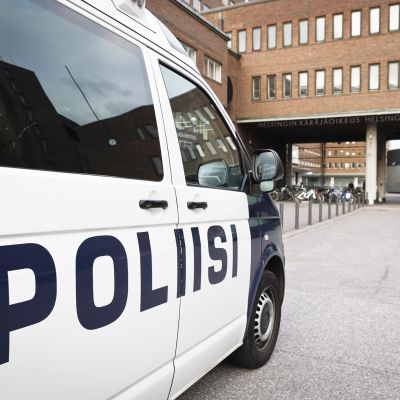 Poliisiauto oikeustalon edustalla Helsingissä.