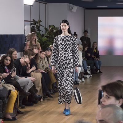 Marimekko esittelee asujaan Pariisissa.