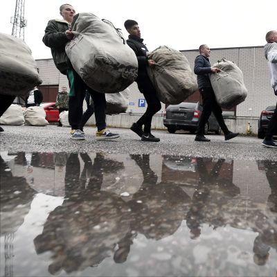 Uudet alokkaat kantavat varusteitaan Santahaminan varuskunnassa.
