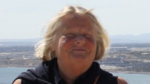 Eva Liljelund-Mattsson i Spanien innan hon reste till Finland. Eva Liljelund-Mattsson i Spanien. Solen i ögonen och vinden i håret. Bakom henne havsutsikt.