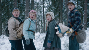 Tre musketörer och en svag länk? Från vänster Otto (Bo Lindquist-Ellingsen), Anna Sofie Skarholt (Gerda), Bianca Ghilardi-Hellsten (Sarah) och Samson Steine (Daniel) som de utsatta barnen i Flykten över gränsen. Fyra skrämda barn står i ett skogsbryn, vänder sig om i hast och tittar snett förbi kameran.