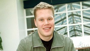 I april 2000 kom den 21-årige New York Islanders-spelaren Olli Jokinen till Europa för att spela VM. I april 2000 återvände den 21-årige New York Islanders-spelaren Olli Jokinen till Europa för att spela VM.