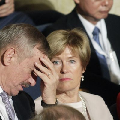 Presidenttiehdokas Siim Kallas ja vaimo Kristi Tallinnan konserttitalolla lauantaina.