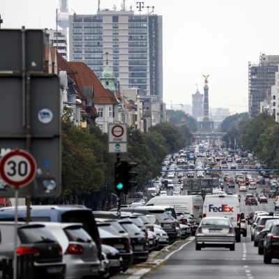 Autojen täyttämä Bismarckstrasse Berliinissä.