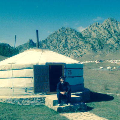 Mathias Nylund utanför en jurta i Mongoliet.
